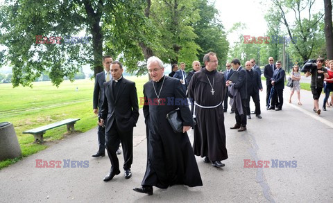 Komisja Watykańska i BOR na Błoniach Krakowskich