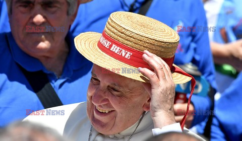 Papież Franciszek w słomkowym kapeluszu