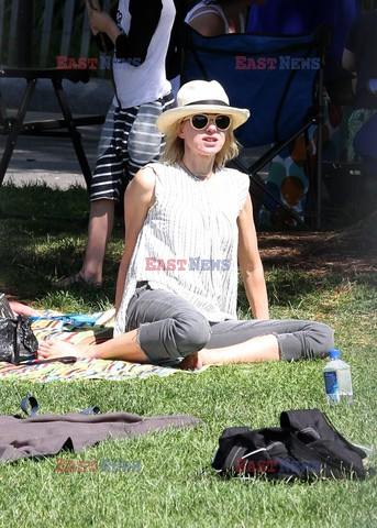 Naomi Watts odpoczywa w parku