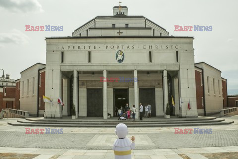 Miniaturowy Papież Franciszek zwiedza Kraków