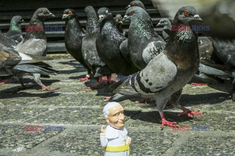 Miniaturowy Papież Franciszek zwiedza Kraków