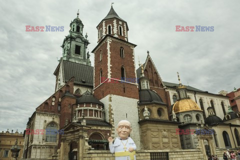 Miniaturowy Papież Franciszek zwiedza Kraków