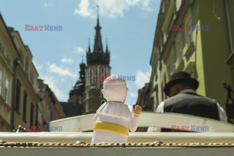 Miniaturowy Papież Franciszek zwiedza Kraków