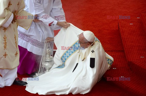 ŚDM 2016- Niebezpieczne potknięcie Franciszka na Jasnej Górze