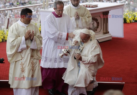 ŚDM 2016- Niebezpieczne potknięcie Franciszka na Jasnej Górze