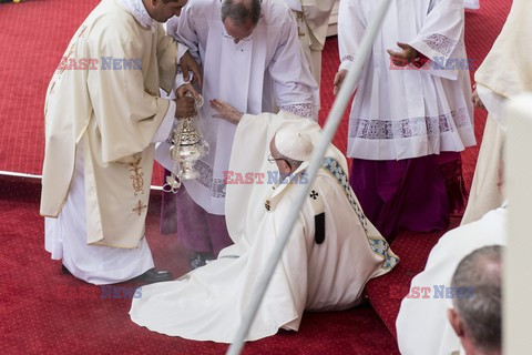 ŚDM 2016- Niebezpieczne potknięcie Franciszka na Jasnej Górze