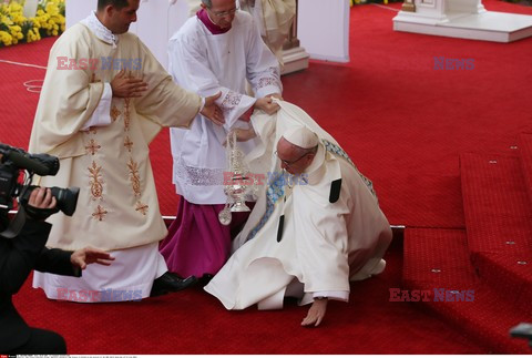 ŚDM 2016- Niebezpieczne potknięcie Franciszka na Jasnej Górze