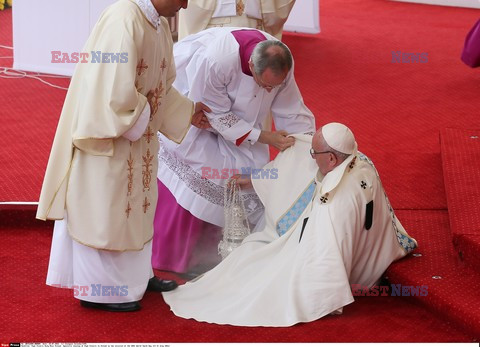 ŚDM 2016- Niebezpieczne potknięcie Franciszka na Jasnej Górze