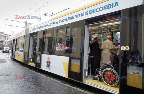 ŚDM 2016 - Papiez podróżuje tramwajem - Przekazanie kluczy do bram Krakowa