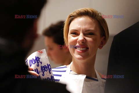 Scarlett Johansson na otwarciu sklepu yummy Pop w Paryżu