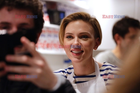 Scarlett Johansson na otwarciu sklepu yummy Pop w Paryżu