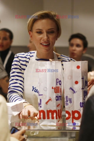 Scarlett Johansson na otwarciu sklepu yummy Pop w Paryżu