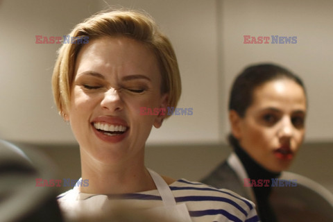 Scarlett Johansson na otwarciu sklepu yummy Pop w Paryżu