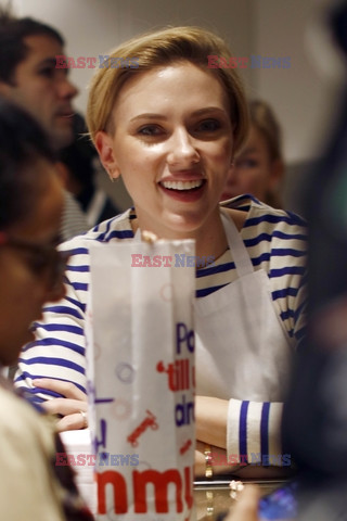 Scarlett Johansson na otwarciu sklepu yummy Pop w Paryżu