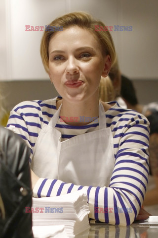 Scarlett Johansson na otwarciu sklepu yummy Pop w Paryżu