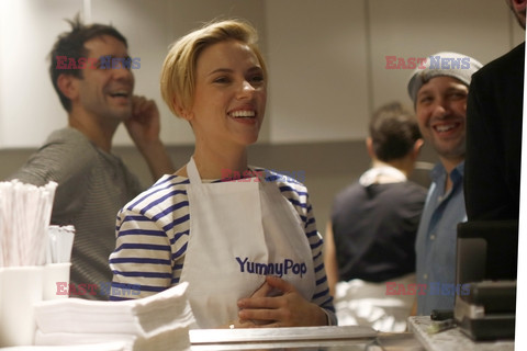 Scarlett Johansson na otwarciu sklepu yummy Pop w Paryżu