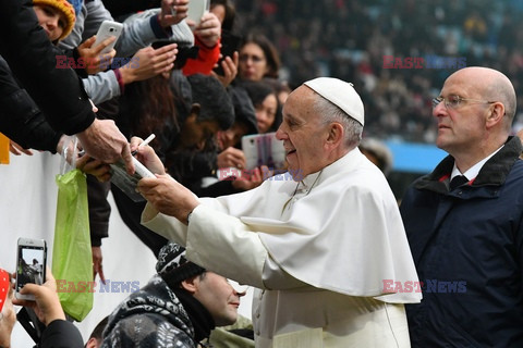 Papież Franciszek rozdaje autografy