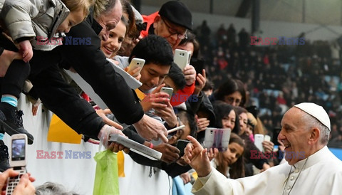 Papież Franciszek rozdaje autografy