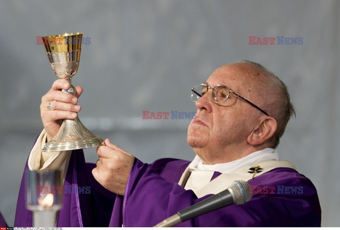 Papież Franciszek odprawił mszę za zmarłych na cmentarzu