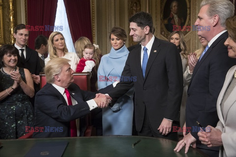 Donald Trump podpisuje swoje pierwsze decyzje jako prezydent