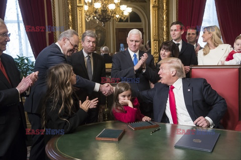 Donald Trump podpisuje swoje pierwsze decyzje jako prezydent