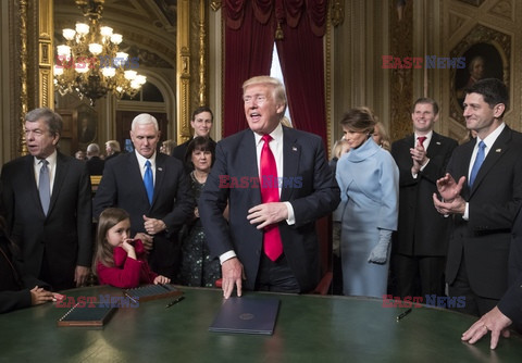 Donald Trump podpisuje swoje pierwsze decyzje jako prezydent