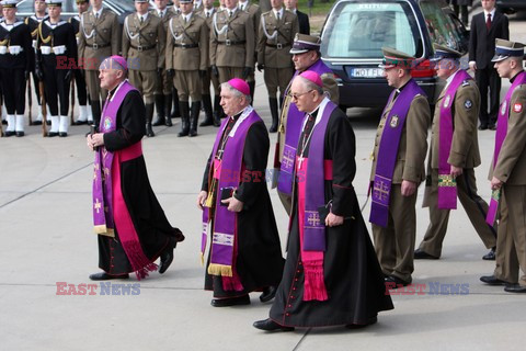 Uroczystości na lotnisku i przejazd konduktu z ciałem Prezydenta