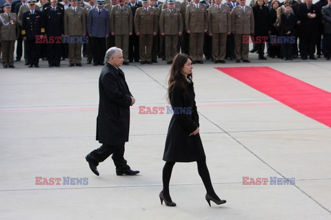 Uroczystości na lotnisku i przejazd konduktu z ciałem Prezydenta