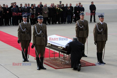 Uroczystości na lotnisku i przejazd konduktu z ciałem Prezydenta