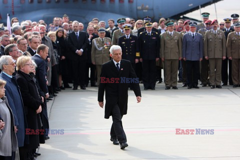 Uroczystości na lotnisku i przejazd konduktu z ciałem Prezydenta