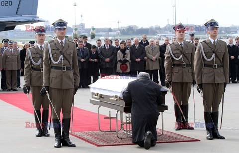 Uroczystości na lotnisku i przejazd konduktu z ciałem Prezydenta