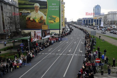 Uroczystości na lotnisku i przejazd konduktu z ciałem Prezydenta