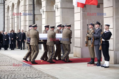 Uroczystości na lotnisku i przejazd konduktu z ciałem Prezydenta