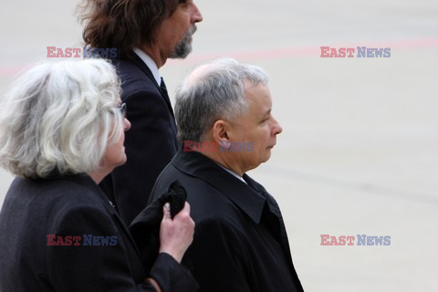 Uroczystości na lotnisku i przejazd konduktu z ciałem Prezydenta