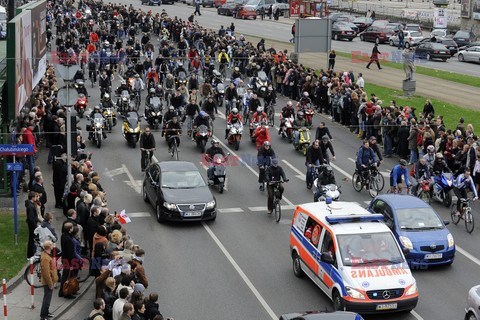 Uroczystości na lotnisku i przejazd konduktu z ciałem Prezydenta