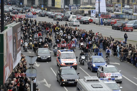 Uroczystości na lotnisku i przejazd konduktu z ciałem Prezydenta