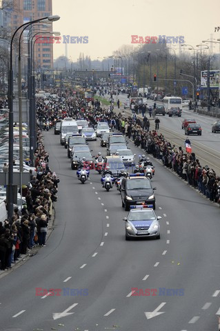 Uroczystości na lotnisku i przejazd konduktu z ciałem Prezydenta