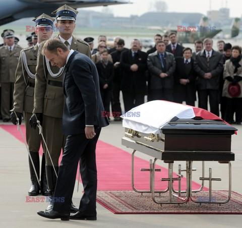 Uroczystości na lotnisku i przejazd konduktu z ciałem Prezydenta