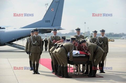 Uroczystości na lotnisku i przejazd konduktu z ciałem Prezydenta