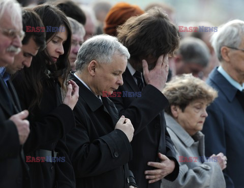 Uroczystości na lotnisku i przejazd konduktu z ciałem Prezydenta