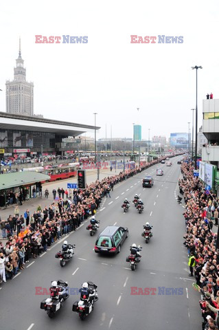 Uroczystości na lotnisku i przejazd konduktu z ciałem Prezydenta