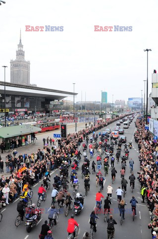 Uroczystości na lotnisku i przejazd konduktu z ciałem Prezydenta