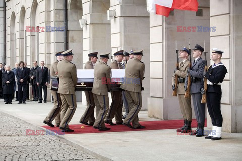 Uroczystości na lotnisku i przejazd konduktu z ciałem Prezydenta