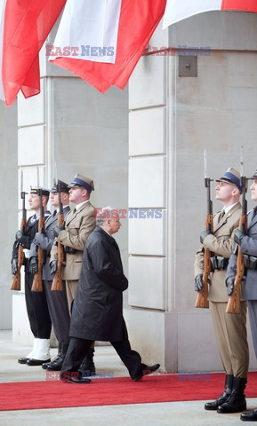 Uroczystości na lotnisku i przejazd konduktu z ciałem Prezydenta