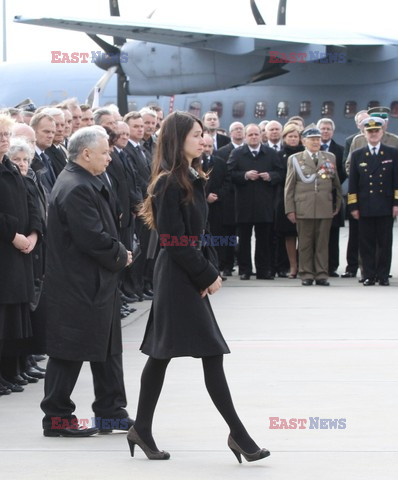 Uroczystości na lotnisku i przejazd konduktu z ciałem Prezydenta