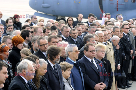 Uroczystości na lotnisku i przejazd konduktu z ciałem Prezydenta