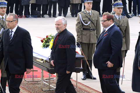 Uroczystości na lotnisku i przejazd konduktu z ciałem Prezydenta