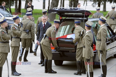 Uroczystości na lotnisku i przejazd konduktu z ciałem Prezydenta