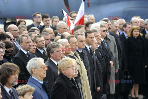 Uroczystości na lotnisku i przejazd konduktu z ciałem Prezydenta