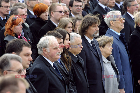 Uroczystości na lotnisku i przejazd konduktu z ciałem Prezydenta